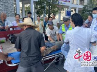 湖南保靖警民携手紧急救援 助昏迷群众转危为安