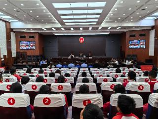 七星关区：法槌敲响禁毒音 学生旁听悟“毒害”