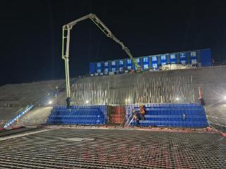 中建筑港新万福河五标项目主体结构第一块底板浇筑圆满完成