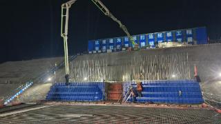 中建筑港新万福河五标项目主体结构第一块底板浇筑圆满完成