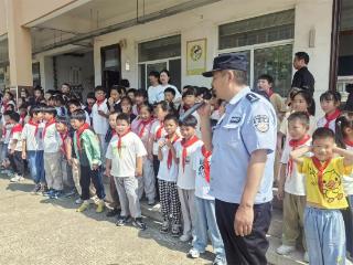 启东王鲍派出所：“警”彩课堂进校园，消防知识护成长