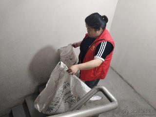 网格巡查劝导 搬走大件废品