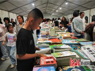 阳原县图书巡展在泥河湾广场举行