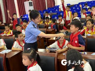 国铁南宁局百色车务段兴义站到铁路小学开展路外安全宣传