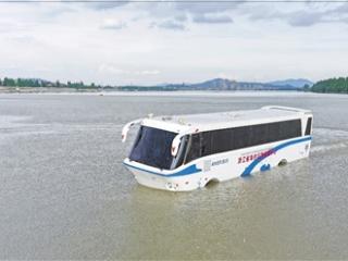 两栖救援大巴下水