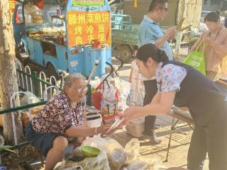 民生银行东营分行营业部：“金号角”消保宣传活动走进农贸市场