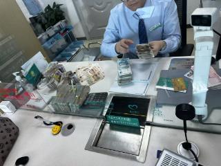 农行济南普集支行：卖菜大妈零钱多，农行兑换暖心窝