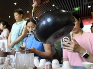 品西湖龙井 鉴大师“别茶”