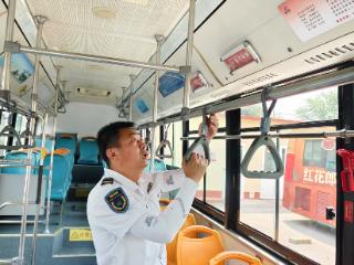 高温下的清凉守护者 青岛948路“敬老”线路空调滤网焕新升级