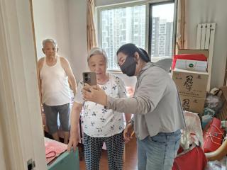 南苑街道水韵城社区养老资格认证“上门办”便民服务暖民心