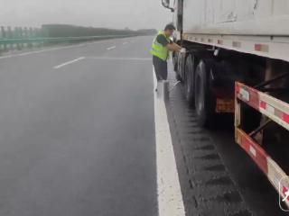 货车抛锚高速 阜阳交警解“燃油之急”