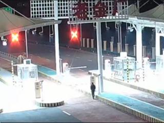 持续发力！吉林高速交警成功查处结伙闯关超载货车