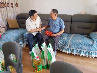 慰问传真情 志愿者情暖困境老人