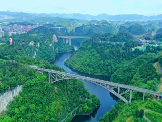 五桥跨跃盐津峡谷，写照黔北交通缩影