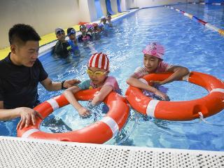 临沂：小学生游泳馆学习防溺水知识