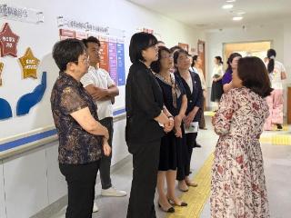 青岛市崂山区妇联举办“益路同行·守护成长”—“玫瑰益+”爱心捐赠暨主题党日活动