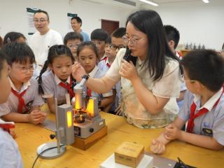 小学生走进高校感受“生活中的物理”