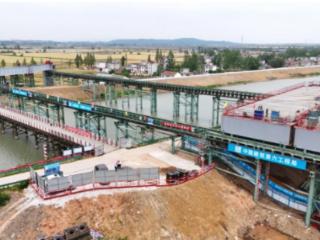 中建六局八建公司S18合宁高速路基03标项目完成首个330吨钢箱梁170米“空中漫步”
