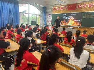 山航附小：家长进课堂 探秘“燃烧与灭火”的科学世界