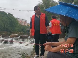 巡河守安全！汉江路街道东风社区在行动
