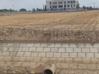 山东一学校被曝向农田水渠排污 当地：平时可能有洗手池水流出，管道现已封死