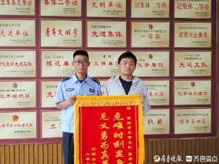 父亲节泰安天平湖救援：120斤辅警拽回160斤落水者，获救者锦旗致谢