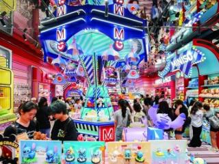 全球首家MINISO SPACE落户德基火出圈，年轻人凌晨排队买手办