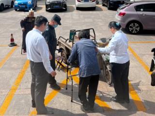 农行济南绣江支行：暖心搀扶八旬老人获赞扬