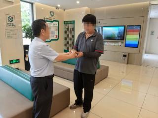 农行济南历下科技城支行：心系户外劳动者，炎炎夏日送清凉
