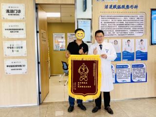 历经五家医院、三次手术，终于找到了藏在眼眶里的微小铁片