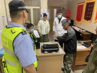 男子遭毒蛇咬伤 高速交警争分夺秒护送就医