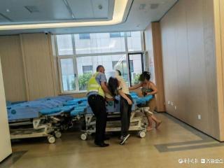 “快救救孩子……”聊城街头，警车一路呼啸直奔医院