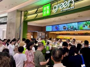 爆款频出、业绩 “爆燃” ！奈雪66 颗蓝莓桑葚酸奶昔狂销 50 万杯！
