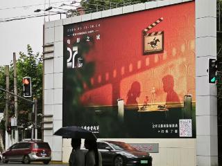 新风拂影 谁与共情
