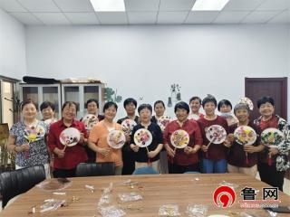 【文化社区建设】德州天衢新区宋官屯街道江南水郡社区开展“执扇拾花 共绘古韵新风”手工活动