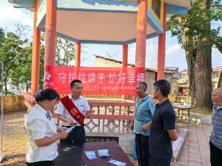 守住钱袋子 护好幸福家——普定农商银行开展“防范非法金融活动月”系列活动