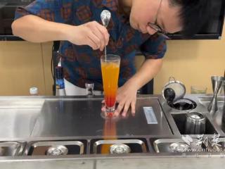 一杯“校徽色”饮品 调出毕业季深情