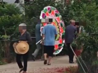 湖南临澧烟花厂爆炸事故追踪丨女儿中考前一天回家祭拜母亲骨灰后赴考