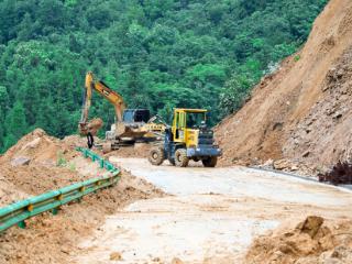 岳西县温泉镇：持续降雨山体塌方，连日清理保道路畅通