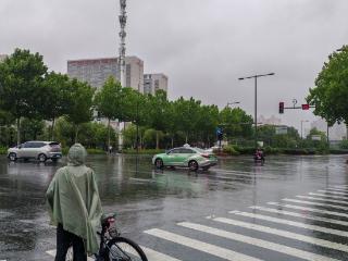 安徽中南部进入强降水范围，西部等地局部地区有特大暴雨