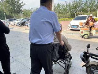 农行商河滨河公园支行：轮椅上的春日温心故事
