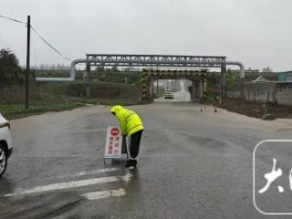 暴雨袭城 蚌埠交警护畅保安