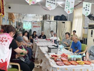 沿河社区开展夏至主题活动：银龄巧手制冰粉 传统节气传温情