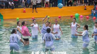 村BA翻出新花样，水上篮球真清凉，贵贵你太会了(图1)