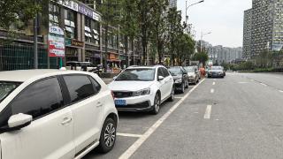 【天眼问政】公交站前划停车位？市民乘车危险 管理责任成谜(图1)