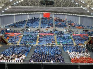 “演唱会式”毕业典礼又来了！“送你一朵小红”2025青岛大学毕业典礼圆满举行
