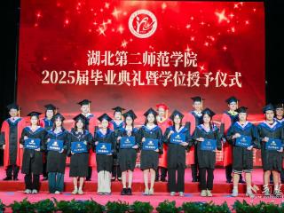 “自信 自驱 自律” 校长郑军寄语毕业学子三“自”诀