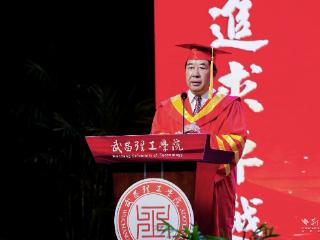 毕业典礼上，校长送学生成功秘诀