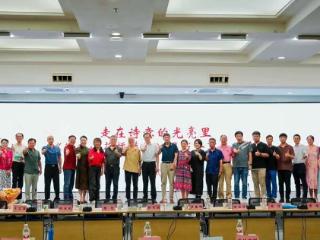 铃子诗集《待我山花插满头》在武汉举办图书分享会