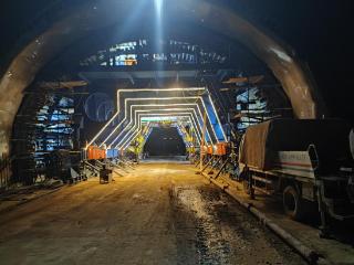 董梁高速公路临沂段天马山隧道右洞顺利贯通